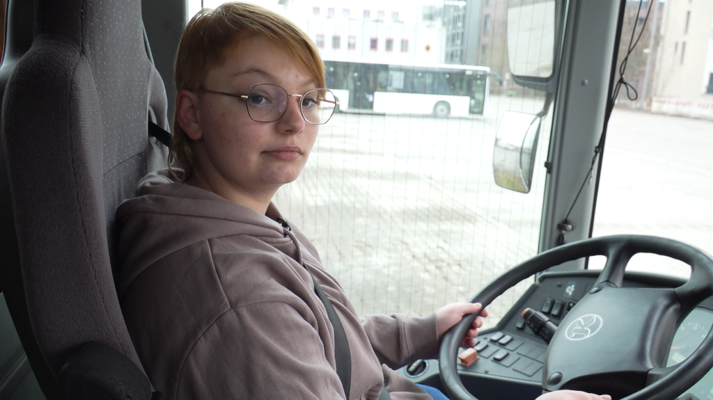 Daniela Schmelmer darf beim Bewerbertag der RBO in Regensburg zum ersten Mal einen Bus lenken. 