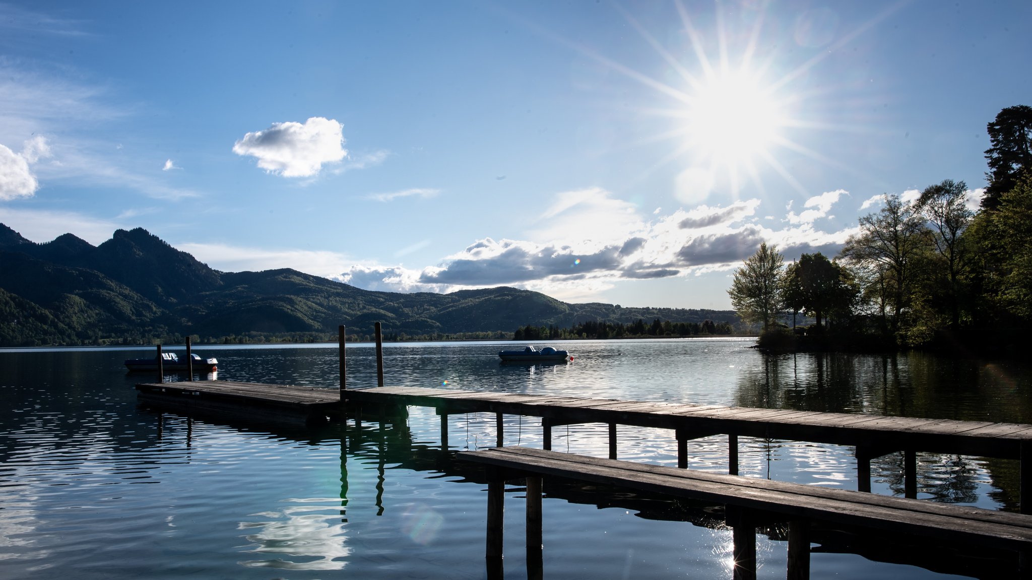 Die Sonne scheint auf den Kochelsee im Alpenvorland, aufgenommen am 23.05.21