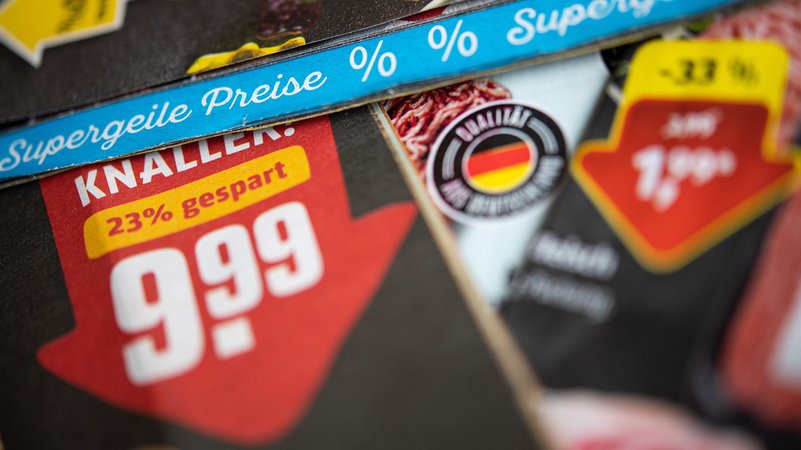 Prospekte verschiedener Lebensmittelhändler liegen auf einem Tisch. | Bild: picture alliance/dpa | Sebastian Gollnow Prospekte verschiedener Lebensmittelhändler liegen auf einem Tisch.