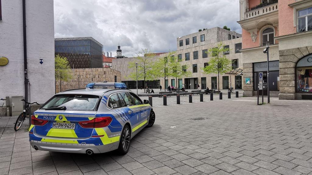 15.05.2021, München - Ein Polizeiauto steht am Münchner Jakobsplatz.