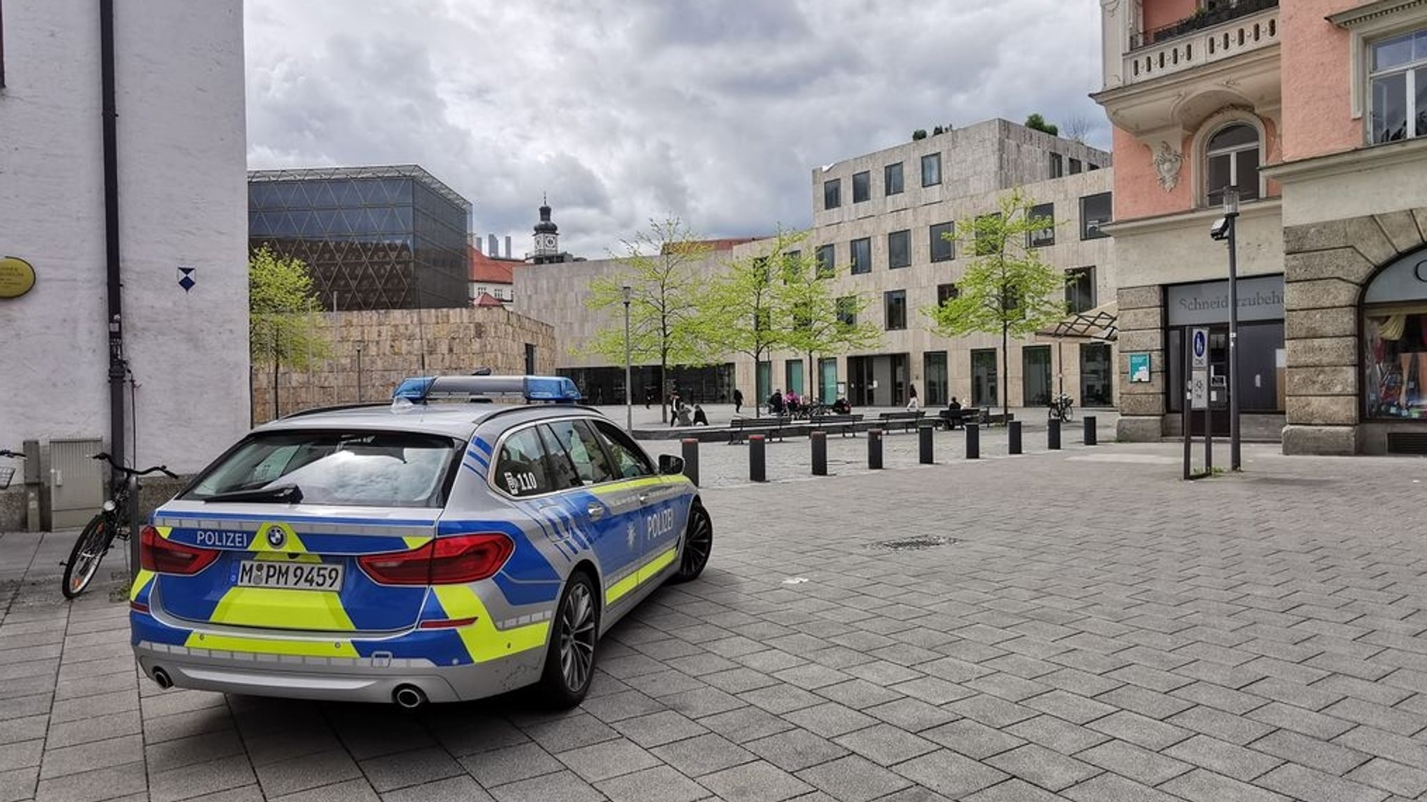 15.05.2021, München - Ein Polizeiauto steht am Münchner Jakobsplatz.