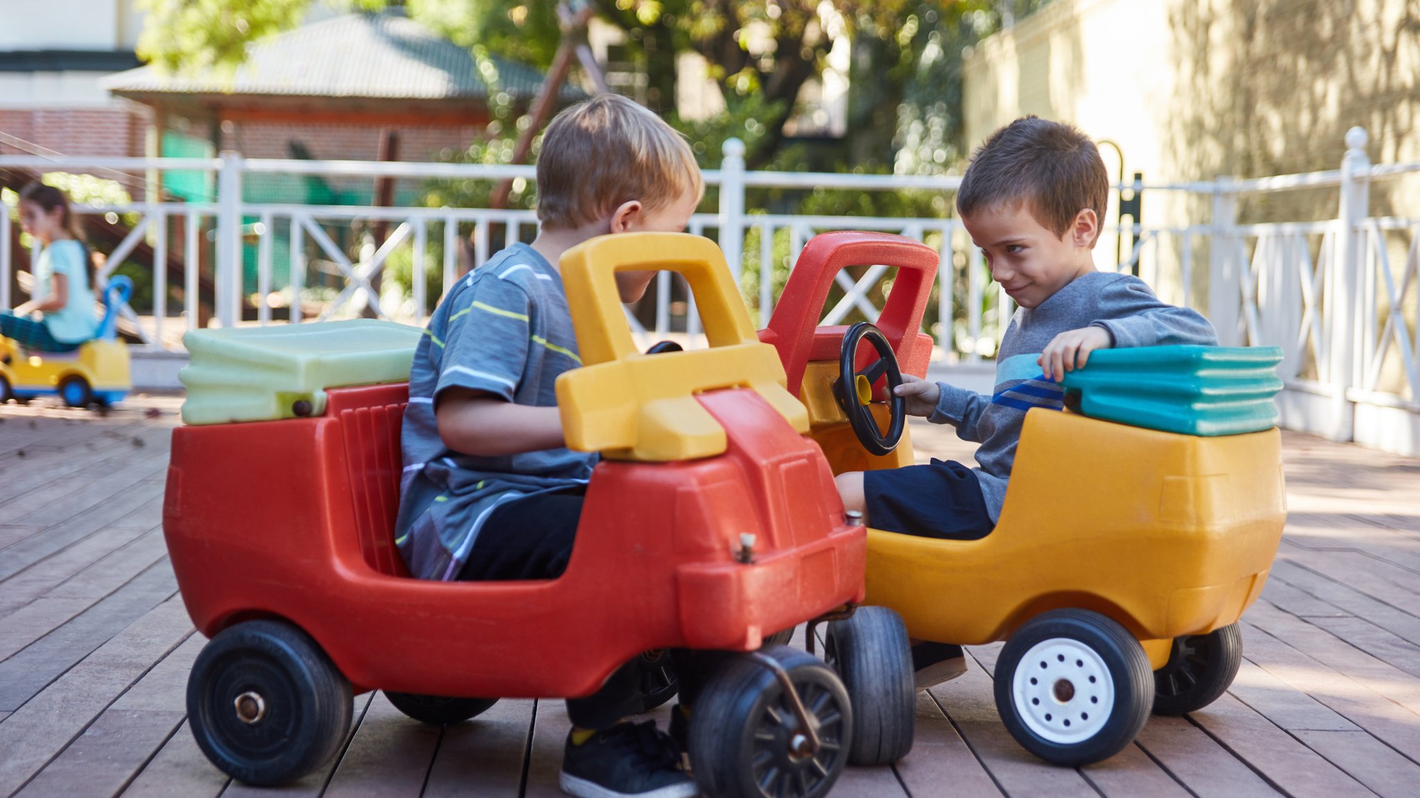 Symbolbild: Zwei Kinder spielen in einer Kita im Garten