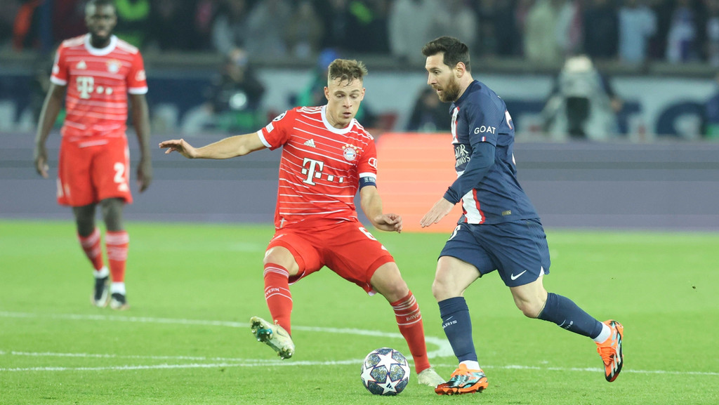 Lionel Messi (rechts) von Paris Saint Germain im Zweikampf mit Joshua Kimmich vom FC Bayern München.