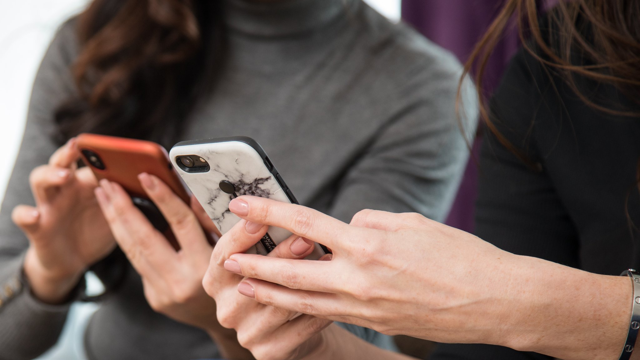 Zwei Frauen mit ihren Smartphones 