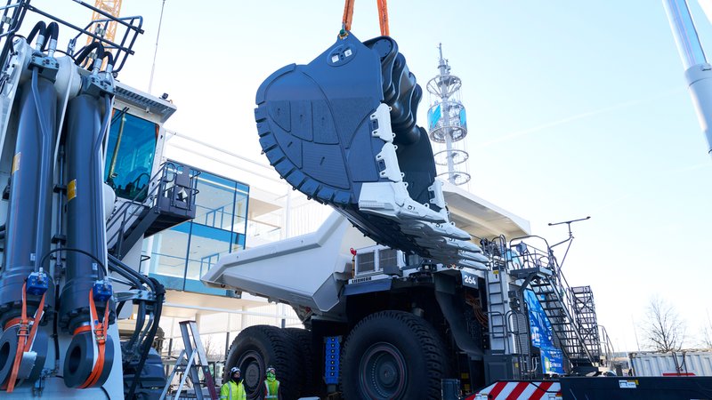Mit dieser Baggerschaufel lässt sich gleich ein ganzes Häuschen transportieren. Vorbereitungen für die bauma 2025. | Bild: Messe München GmbH Mit dieser Baggerschaufel lässt sich gleich ein ganzes Häuschen transportieren. Vorbereitungen für die bauma 2025.