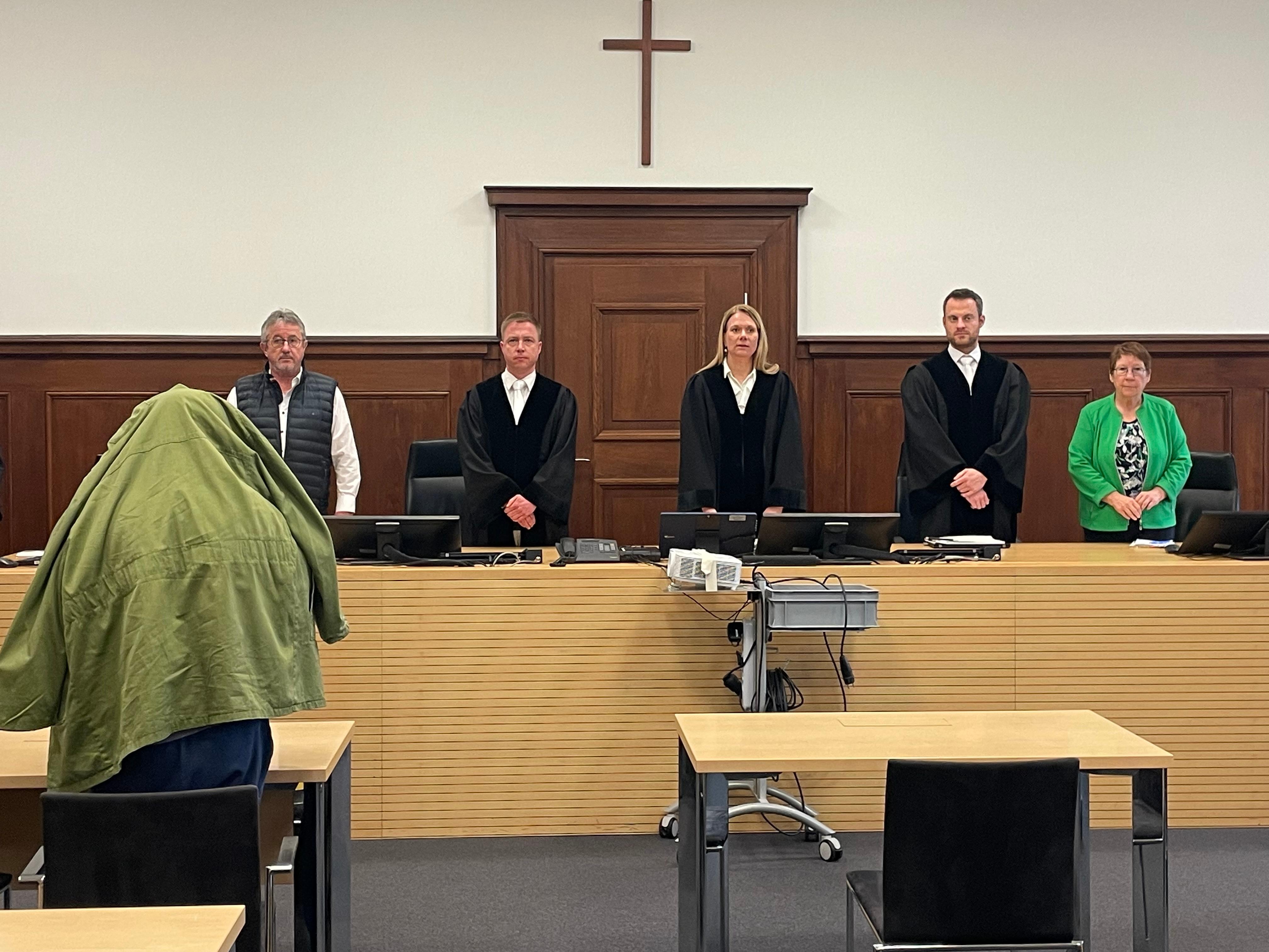 Angeklagter Ex-Sicherheitsmitarbeiter (in grüner Jacke) bei der Urteilsverkündung im Gerichtssaal