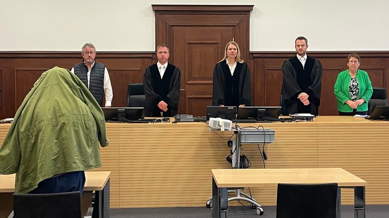 Angeklagter Ex-Sicherheitsmitarbeiter (in grüner Jacke) bei der Urteilsverkündung im Gerichtssaal