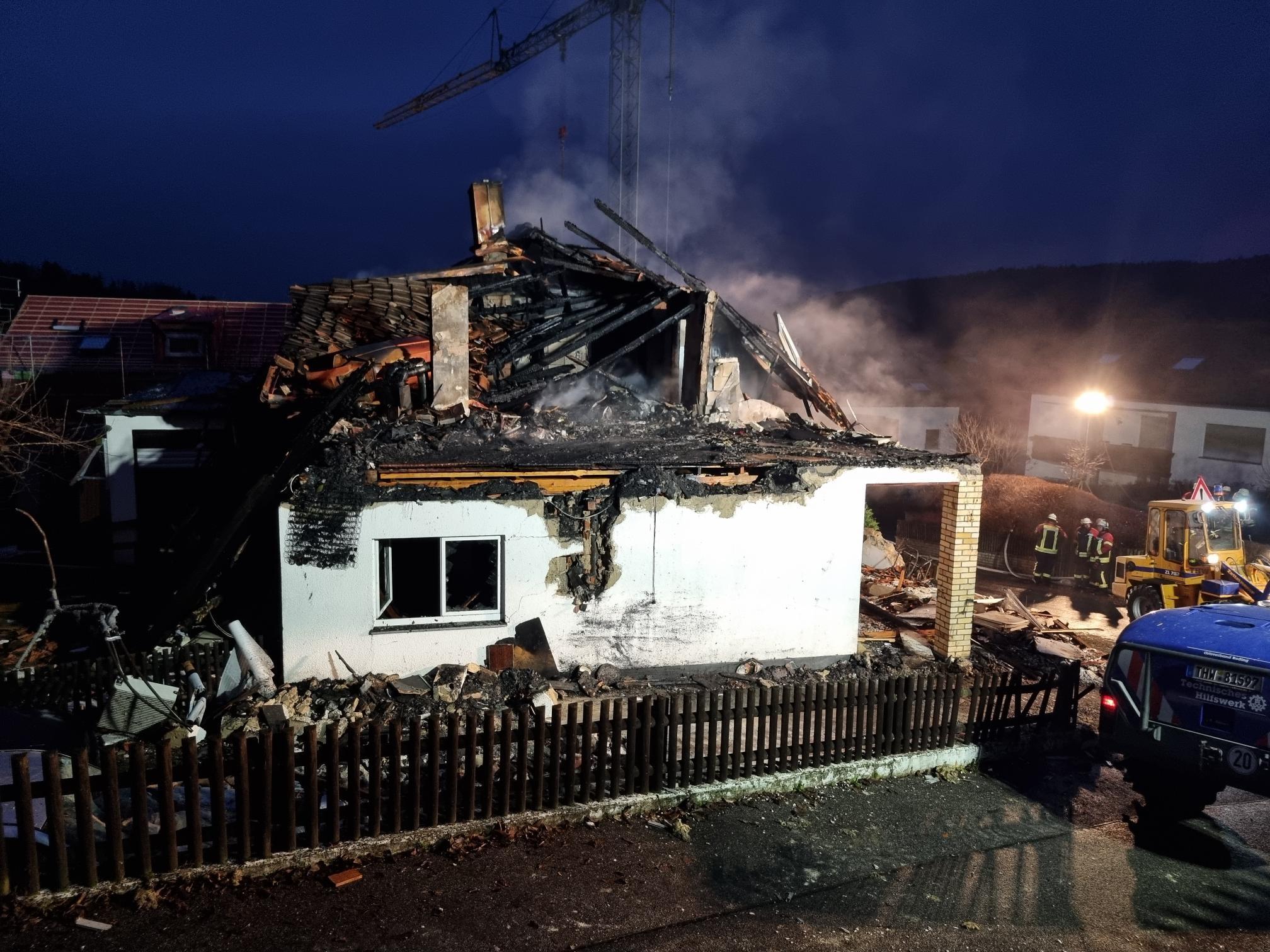 Das völlig zerstörte Wohnhaus in Chamerau am späten Freitagnachmittag.