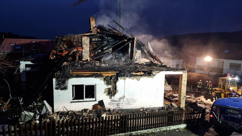 Das völlig zerstörte Wohnhaus in Chamerau am späten Freitagnachmittag. | Bild: BR/Marcel Kehrer Das völlig zerstörte Wohnhaus in Chamerau am späten Freitagnachmittag.