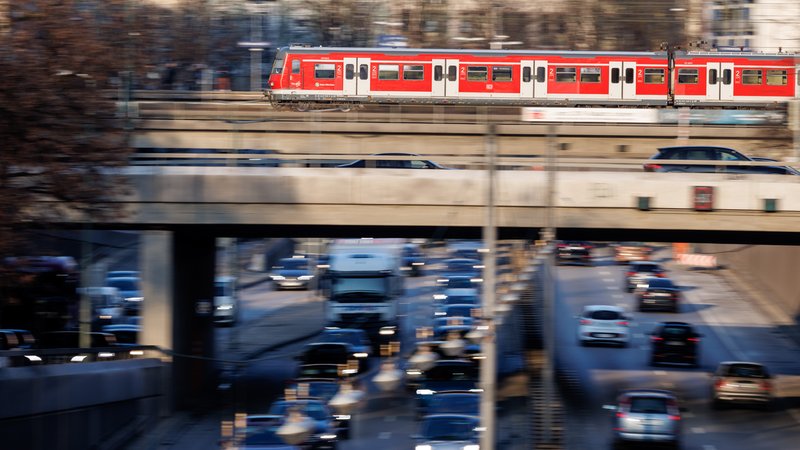 (Symbolbild) Dichter Verkehr schiebt sich am über den Mittleren Ring B2R in München, während eine S-Bahn auf einer Brücke den Ring kreuzt. | Bild: picture alliance / dpa | Matthias Balk (Symbolbild) Dichter Verkehr schiebt sich am über den Mittleren Ring B2R in München, während eine S-Bahn auf einer Brücke den Ring kreuzt.