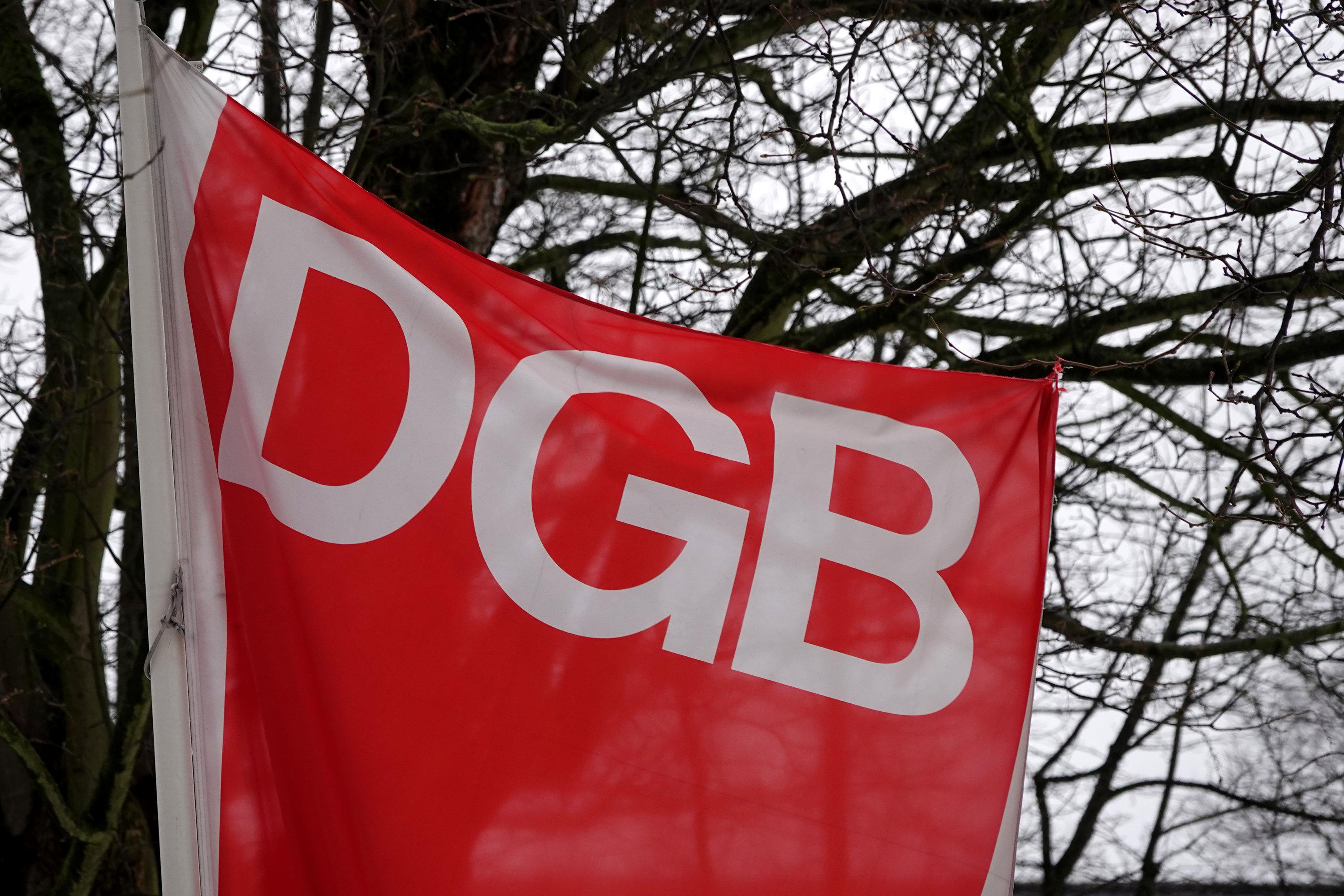 Eine Fahne des Deutschen Gewerkschaftsbundes DGB weht im Wind.