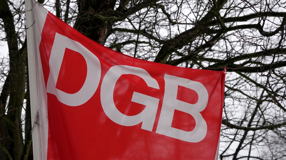 Eine Fahne des Deutschen Gewerkschaftsbundes DGB weht im Wind.