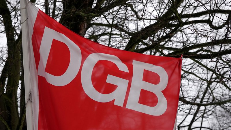 Eine Fahne des Deutschen Gewerkschaftsbundes DGB weht im Wind. | Bild: dpa-Bildfunk/Rabea Gruber Eine Fahne des Deutschen Gewerkschaftsbundes DGB weht im Wind.