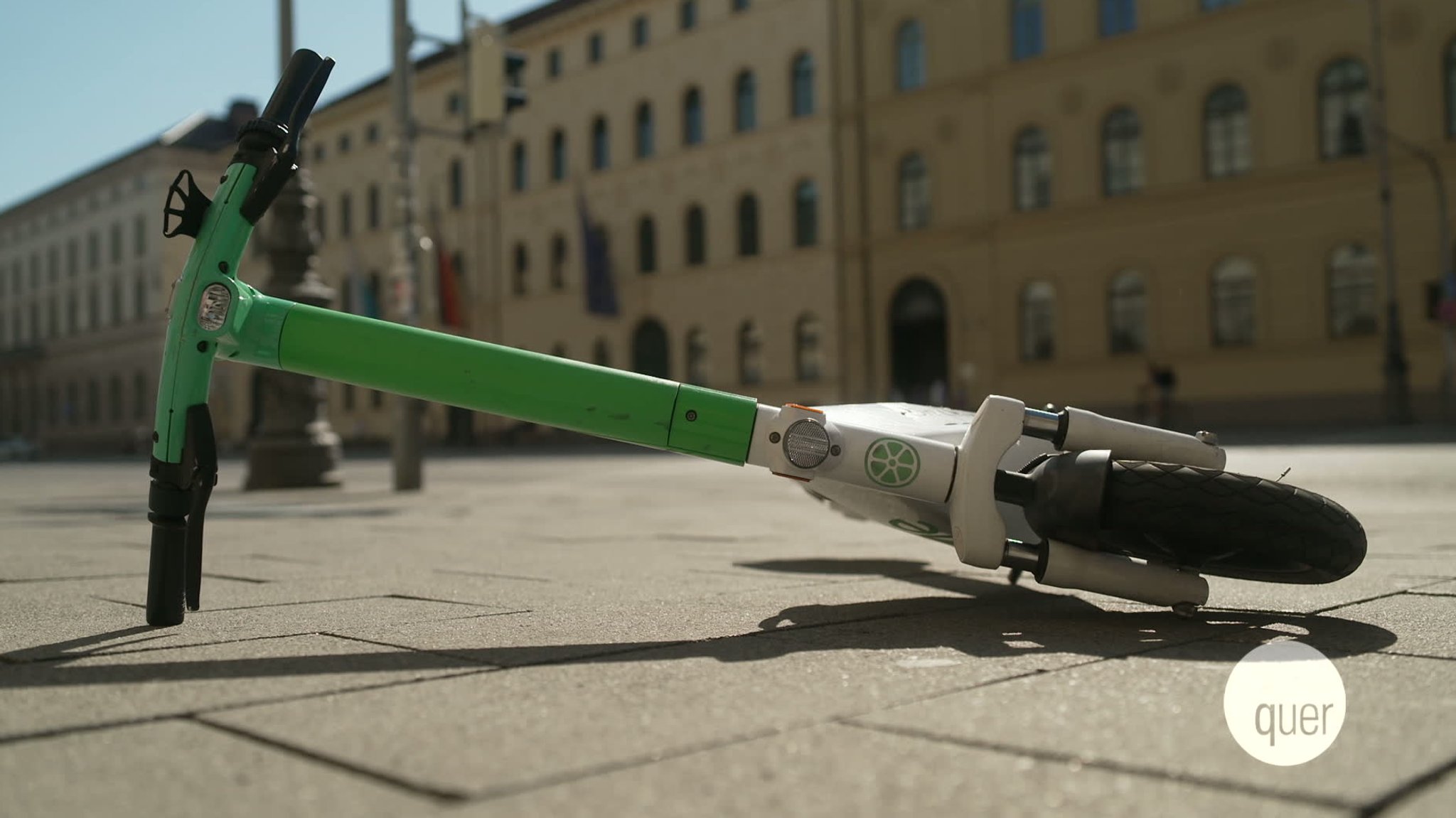 Ein umgestürzter E-Roller (Symbolbild) | Bild: BR Ein umgestürzter E-Roller (Symbolbild)
