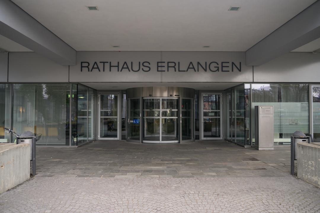 Eingang zum Erlanger Rathaus