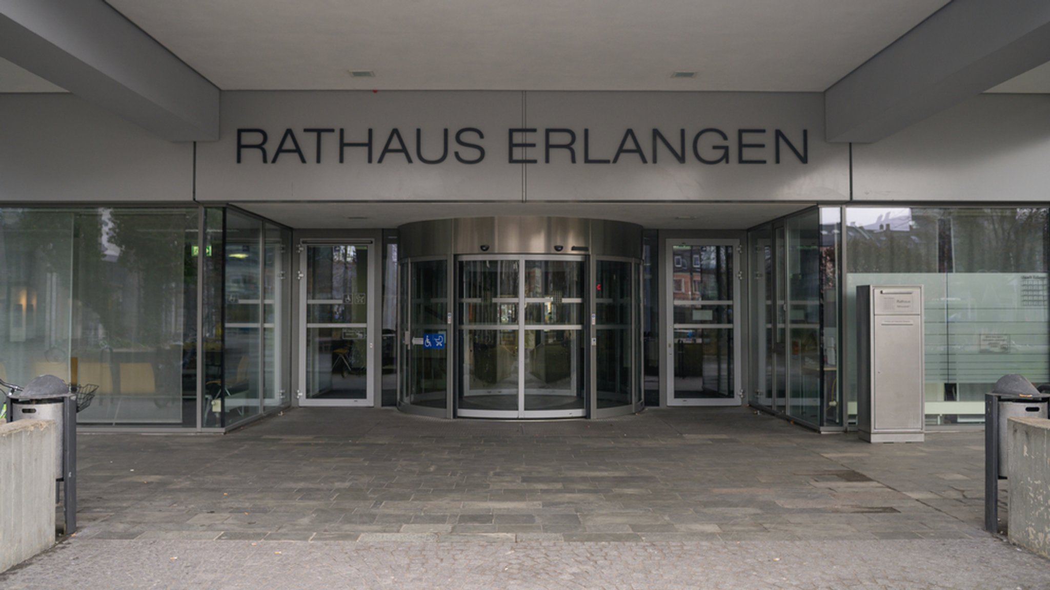 Eingang zum Erlanger Rathaus