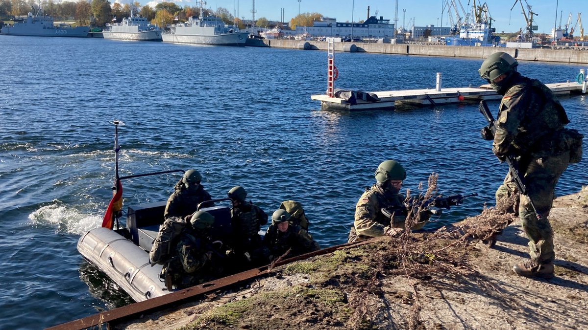 Soldaten üben eine Anlandeoperation in einer Hafenanlage im Rahmen der Übung "Baltic Tiger 2022".