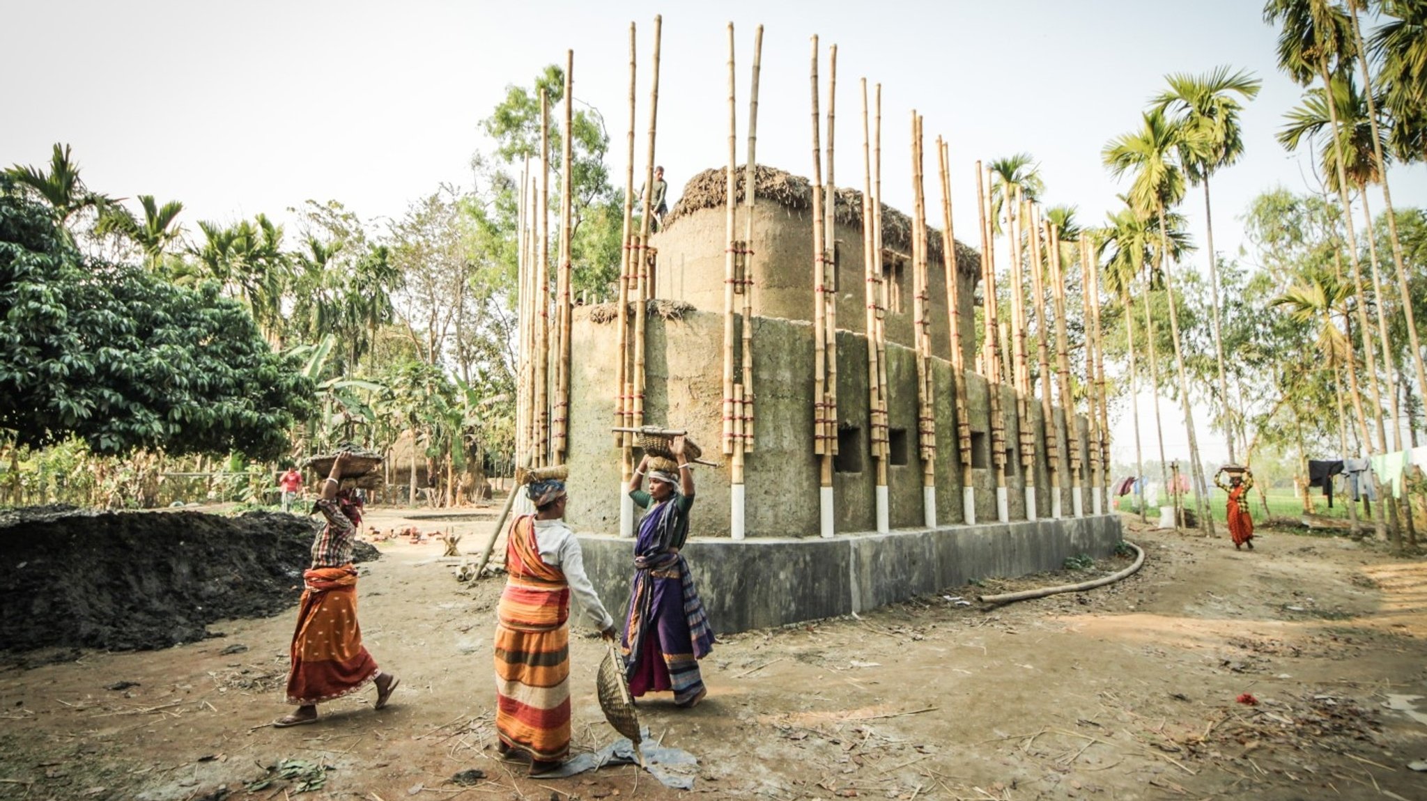 In Bangladesch hat Anna Heringer ein Zentrum mit Menschen mit Behinderung gebaut. 