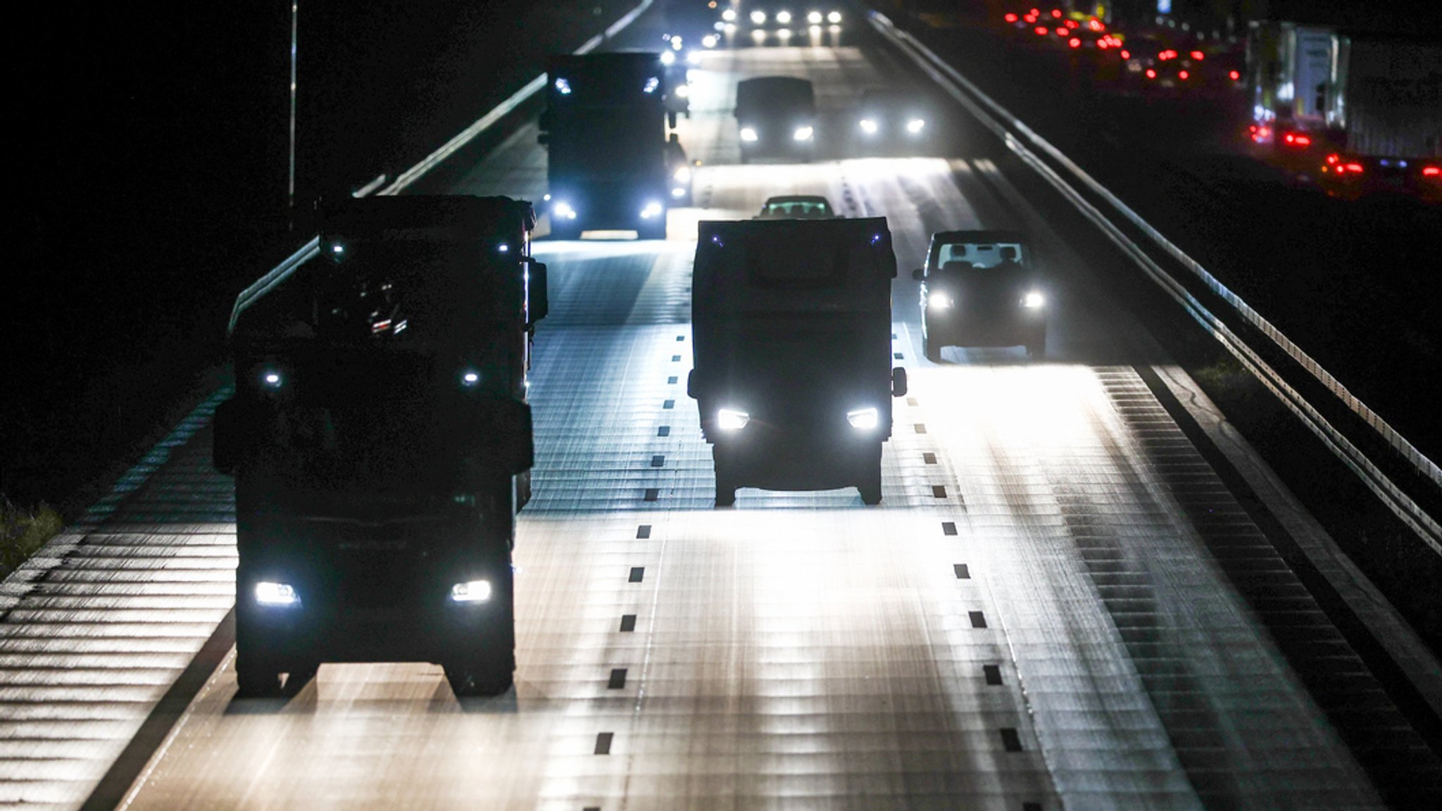 Pkw und Lkw fahren bei Nacht auf der A14 (Symbolbild).