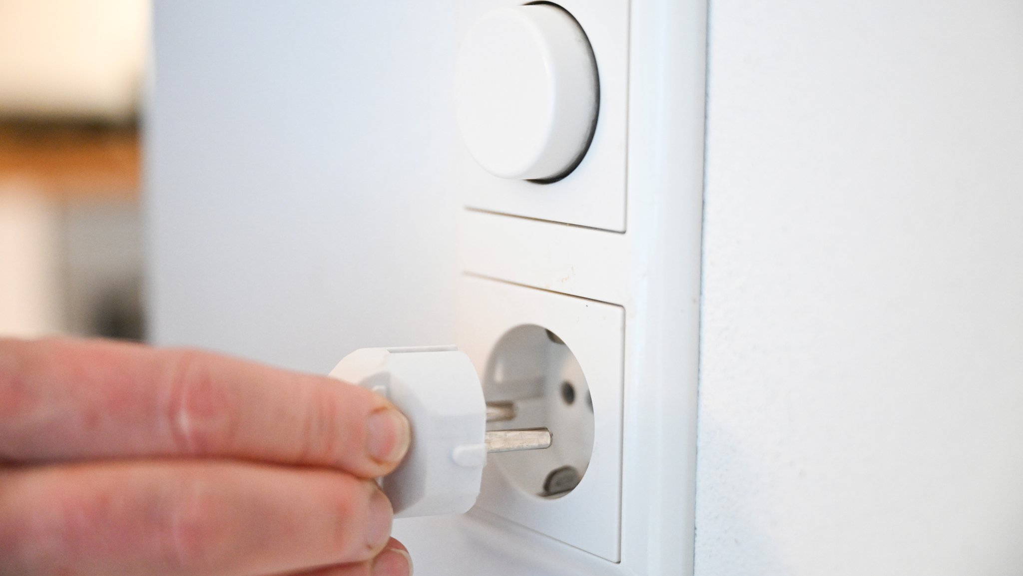 Eine Hand, die einen Stecker in eine Steckdose steckt | Bild: picture alliance/dpa | Bernd Weißbrod Eine Hand, die einen Stecker in eine Steckdose steckt