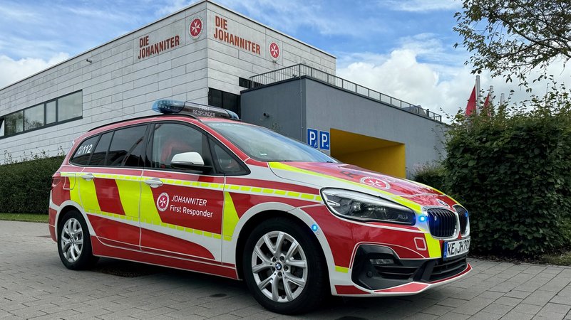 Ein First Responder-Einsatzwagen vor einem Johanniter-Gebäude in Memmingen | Bild: BR/Katrin Nöbauer Ein First Responder-Einsatzwagen vor einem Johanniter-Gebäude in Memmingen