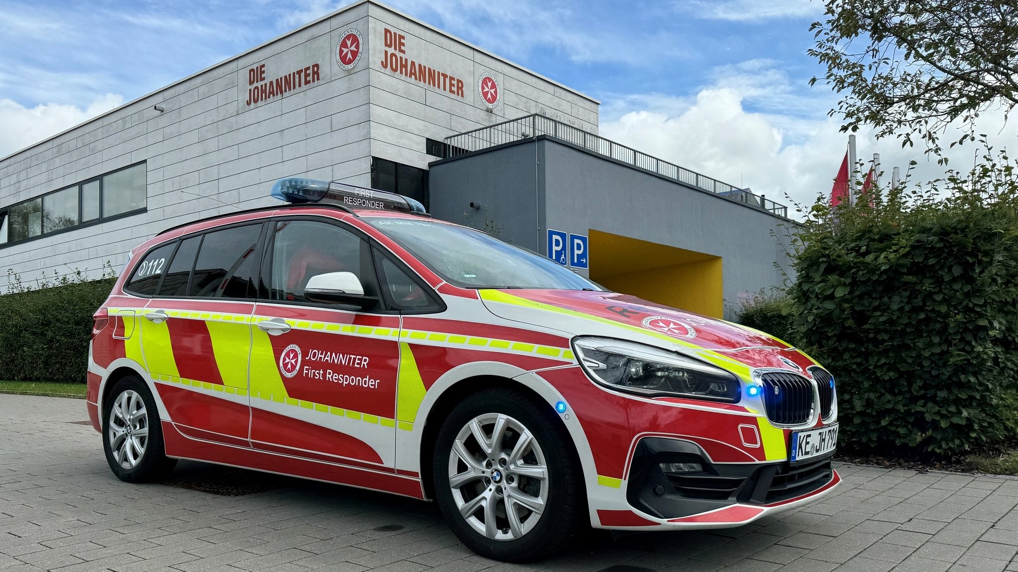 Ein First Responder-Einsatzwagen vor einem Johanniter-Gebäude in Memmingen