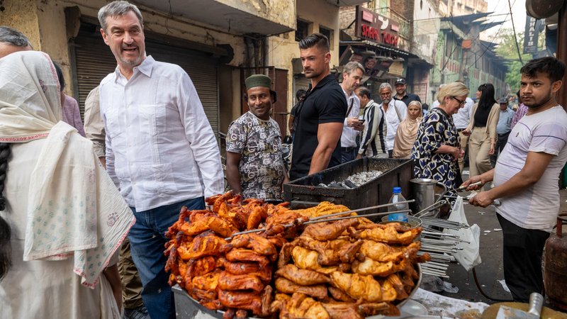 Markus Söder, Ministerpräsident von Bayern, spaziert in Indien über einen Markt. | Bild: picture alliance/dpa | Peter Kneffel Markus Söder, Ministerpräsident von Bayern, spaziert in Indien über einen Markt.