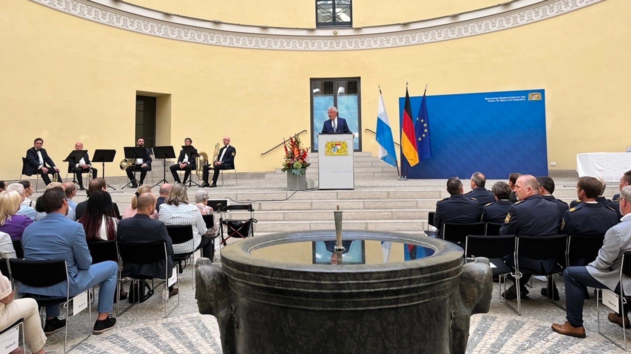 Innemminister Herrmann bei der Verleihung der 'Medaille für Verdienste um die Innere Sicherheit', kurz 'Courage-Medaille', im Odeon des Bayerischen Inneministeriums.