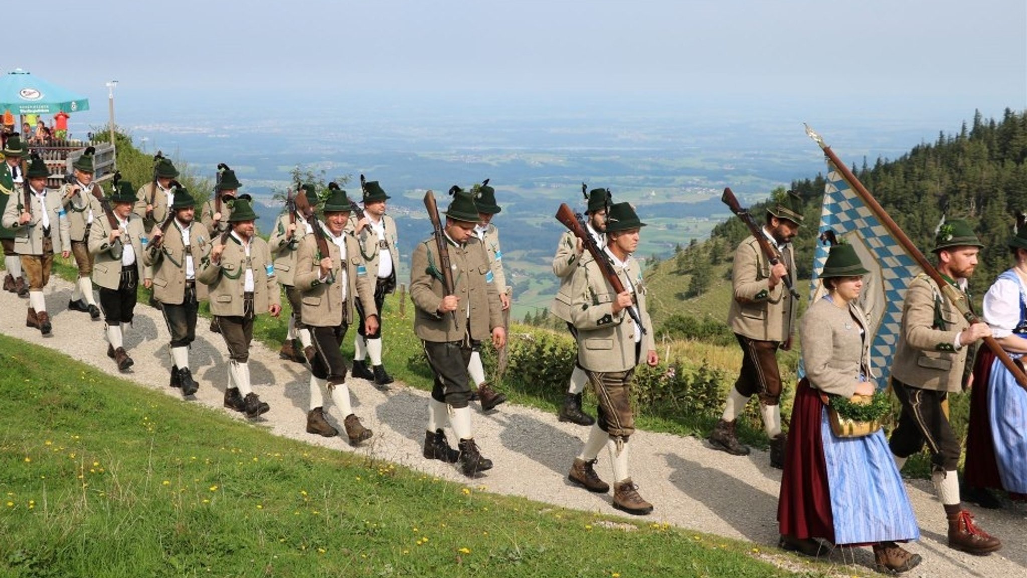 Die Königlich-Bayerische Gebirgsschützenkompanie Aschau bei einem Festzug an der Kampenwand