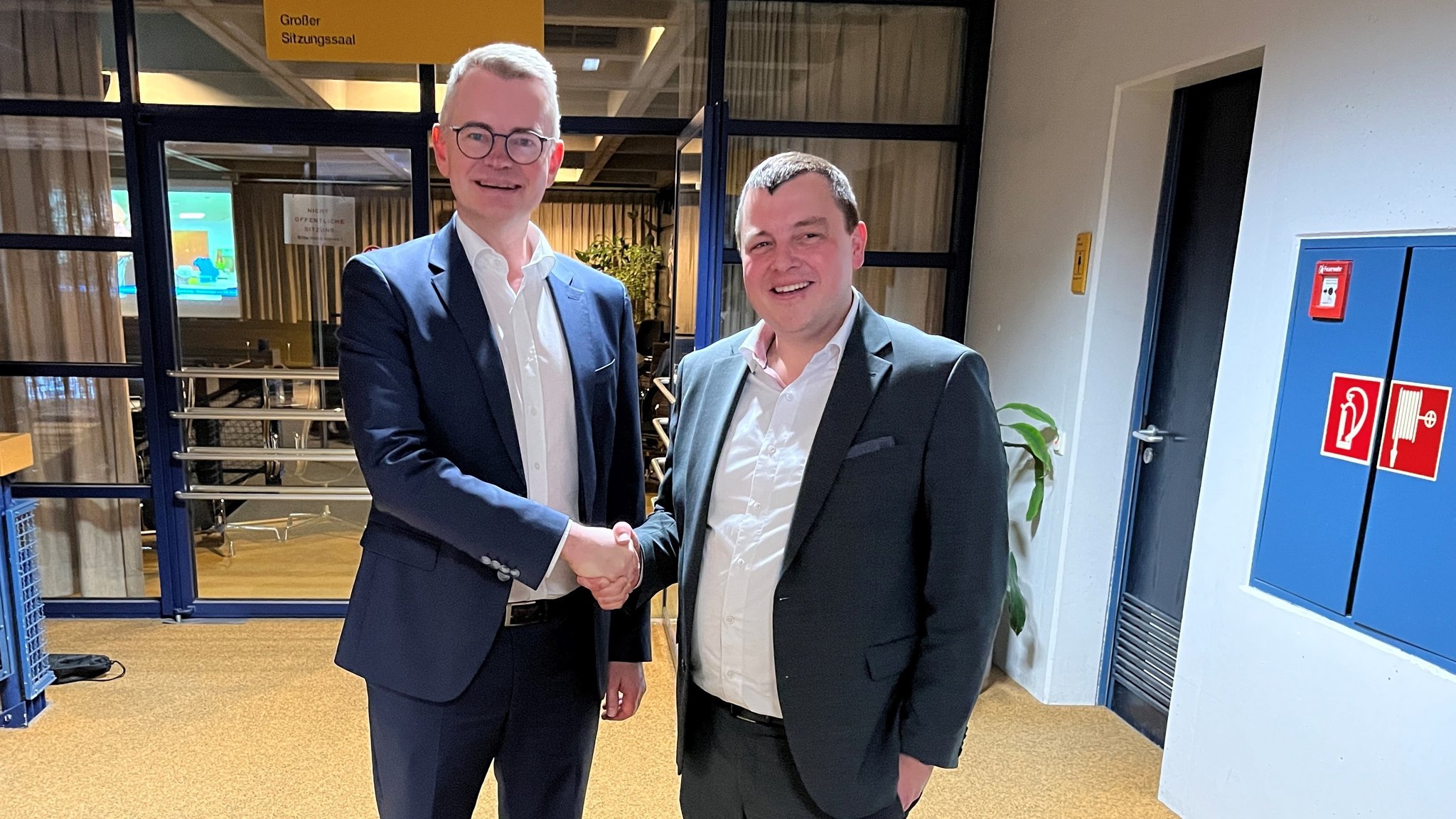 Stichwahlgegner Peter Tomaschko und Marc Sturm schütteln sich die Hände.