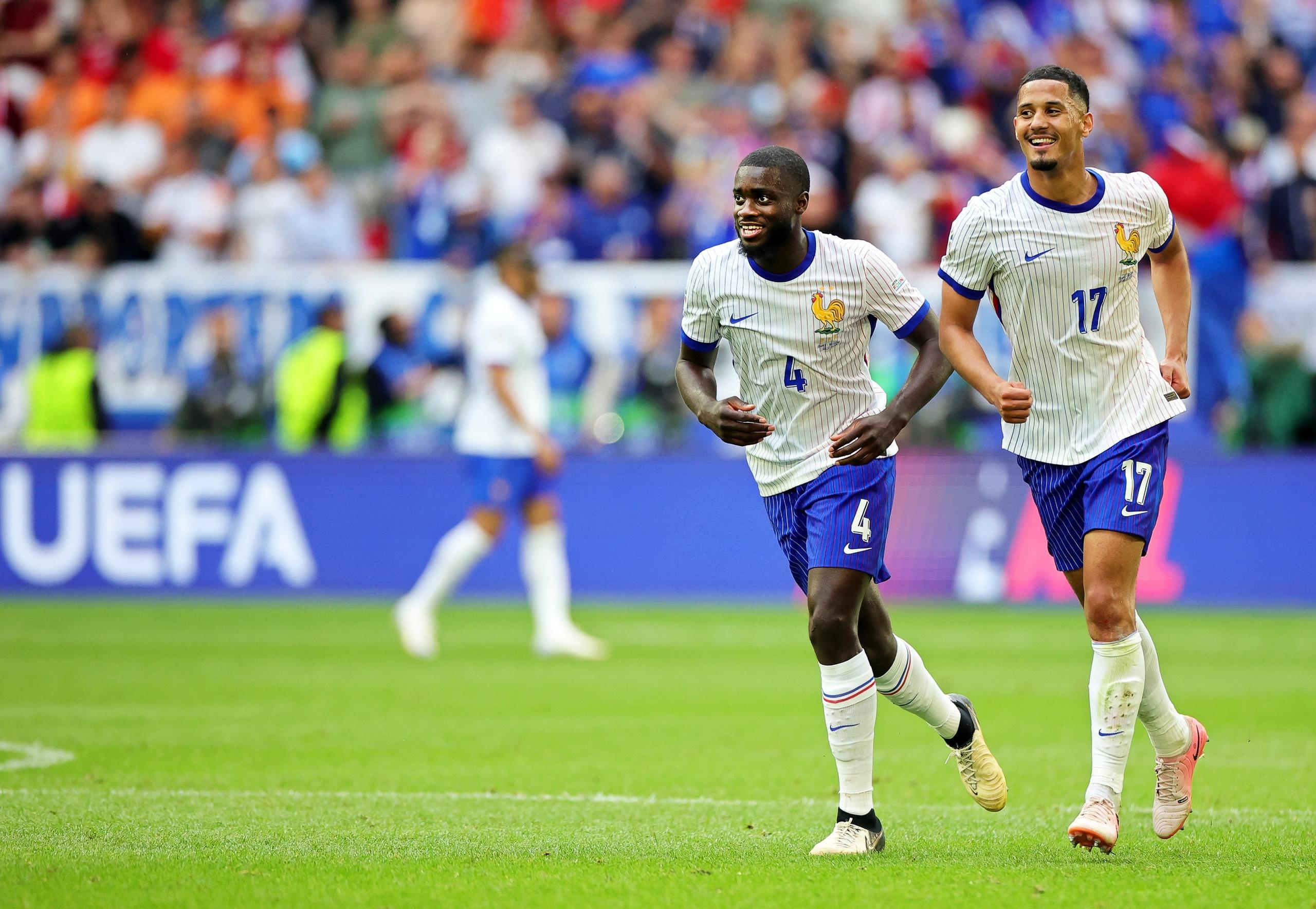 Frankreichs Spieler Dayot Upamecano (l) und William Saliba jubeln nach dem Sieg.