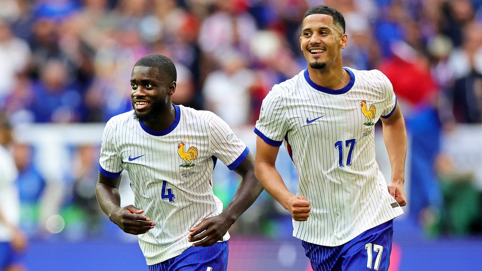 Frankreichs Spieler Dayot Upamecano (l) und William Saliba jubeln nach dem Sieg.