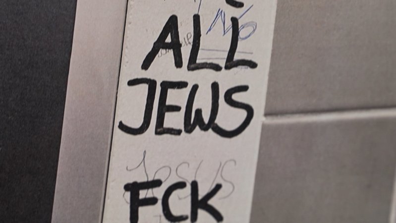 Die Zahl antisemitischer Vorfälle in Bayern bleibt weiter hoch. Seit 2019 dokumentiert die Recherche- und Informationsstelle Antisemitismus - kurz RIAS Bayern - judenfeindliche Vorfälle im Freistaat. | Bild: Bayerischer Rundfunk 2026 Die Zahl antisemitischer Vorfälle in Bayern bleibt weiter hoch. Seit 2019 dokumentiert die Recherche- und Informationsstelle Antisemitismus - kurz RIAS Bayern - judenfeindliche Vorfälle im Freistaat.