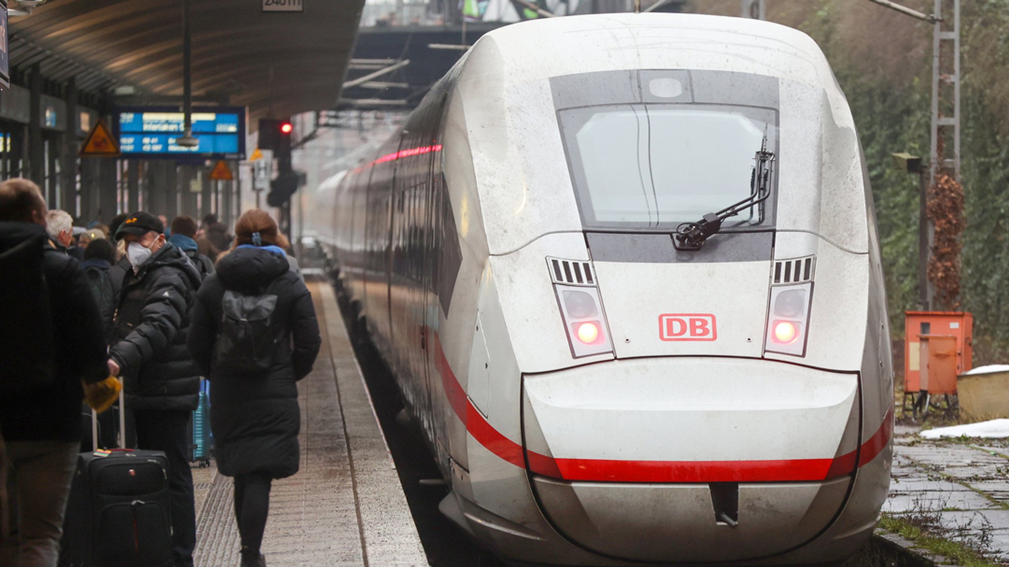 Ein ICE verlässt den Hauptbahnhof.