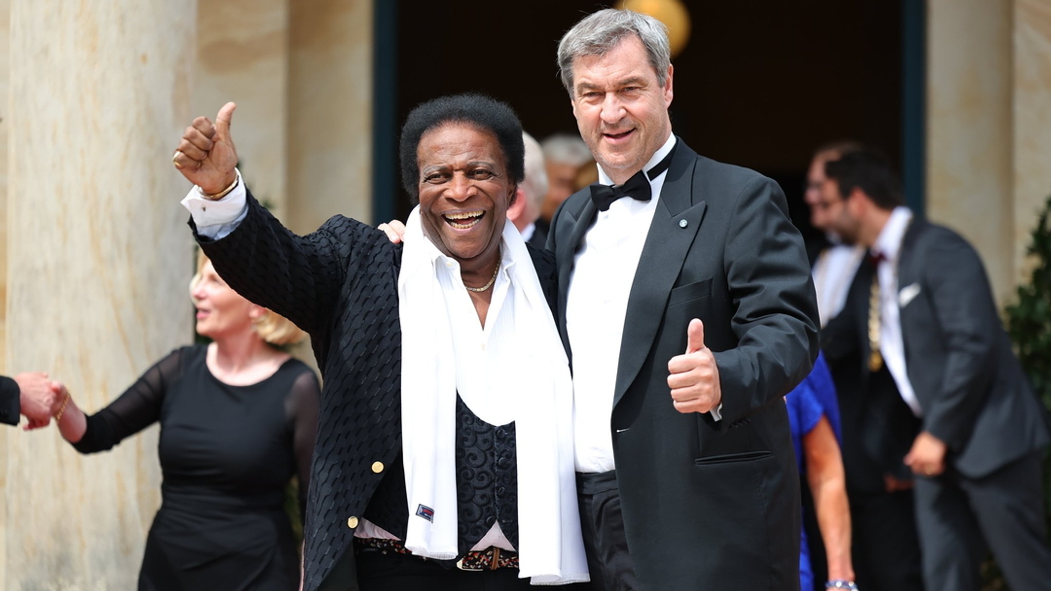 Der Sänger Roberto Blanco (links) und Bayerns Ministerpräsident Markus Söder (CSU) bei der Eröffnung der Bayreuther Festspiele.