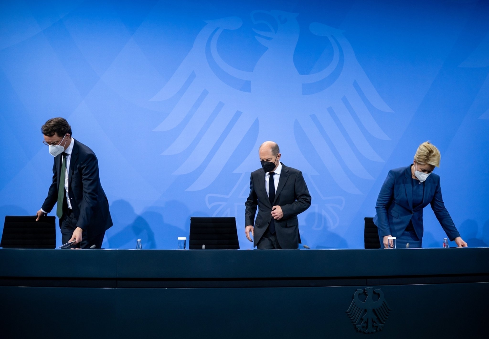 ARCHIV - 21.12.2021, Berlin: Bundeskanzler Olaf Scholz (M, SPD) kommt zusammen mit Hendrik Wüst (l, CDU), Ministerpräsident von Nordrhein-Westfalen, und Franziska Giffey (SPD), Regierende Bürgermeisterin von Berlin, zu einer Pressekonferenz nach den Beratungen zur Corona-Pandemie zwischen der Bundesregierung und der Ministerpräsidentenkonferenz der Länder im Bundeskanzleramt. AM 24.1.2022 findet die nächste Ministerpräsidentenkonferenz (MPK) mit Bundeskanzler Olaf Scholz (SPD) zur Corona-Krise statt. Foto: Bernd von Jutrczenka/dpa Pool/dpa +++ dpa-Bildfunk +++