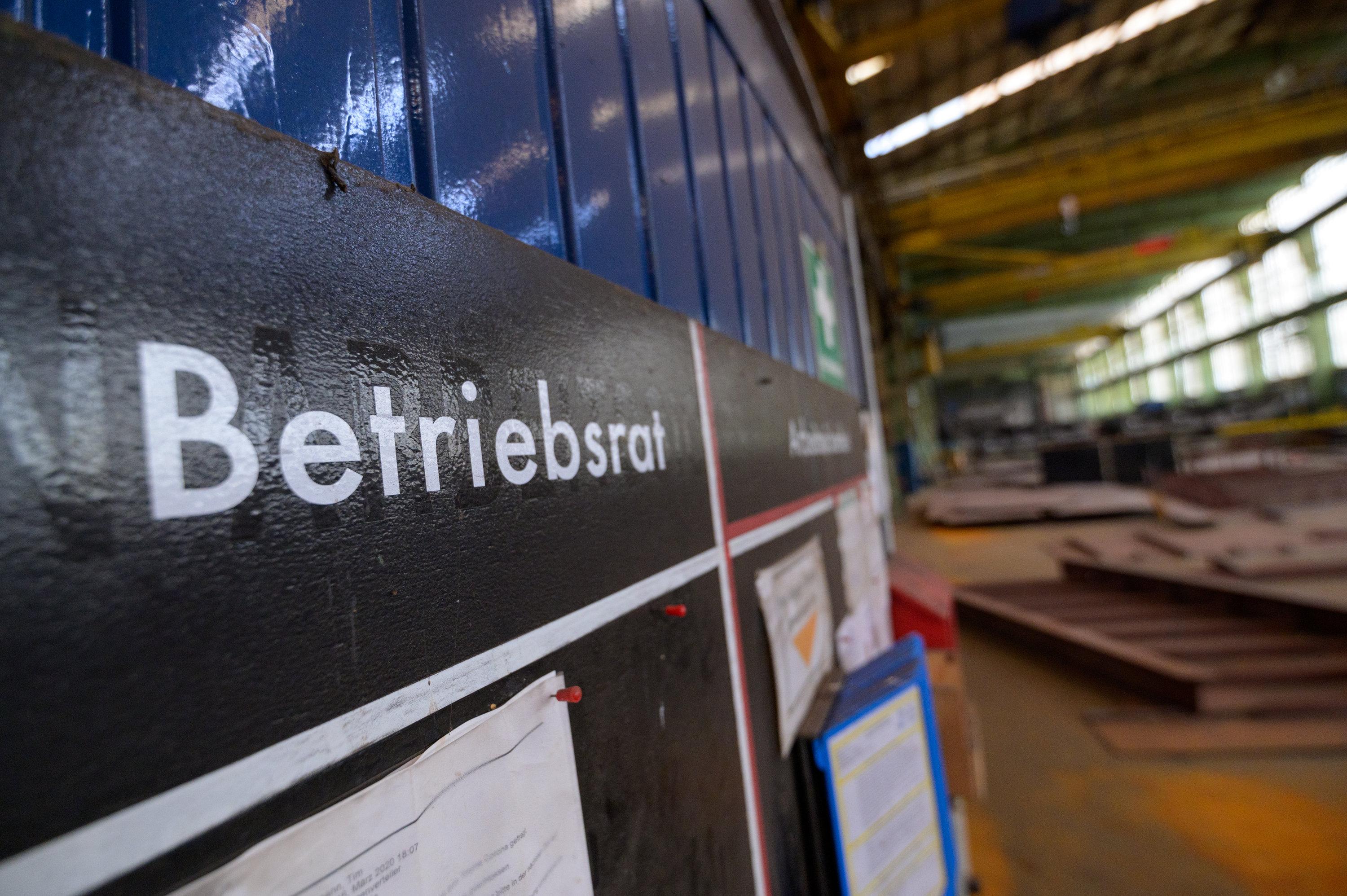 Symbolbild: "Betriebsrat" steht an einer Informationstafel in einer Hamburger Werfthalle.