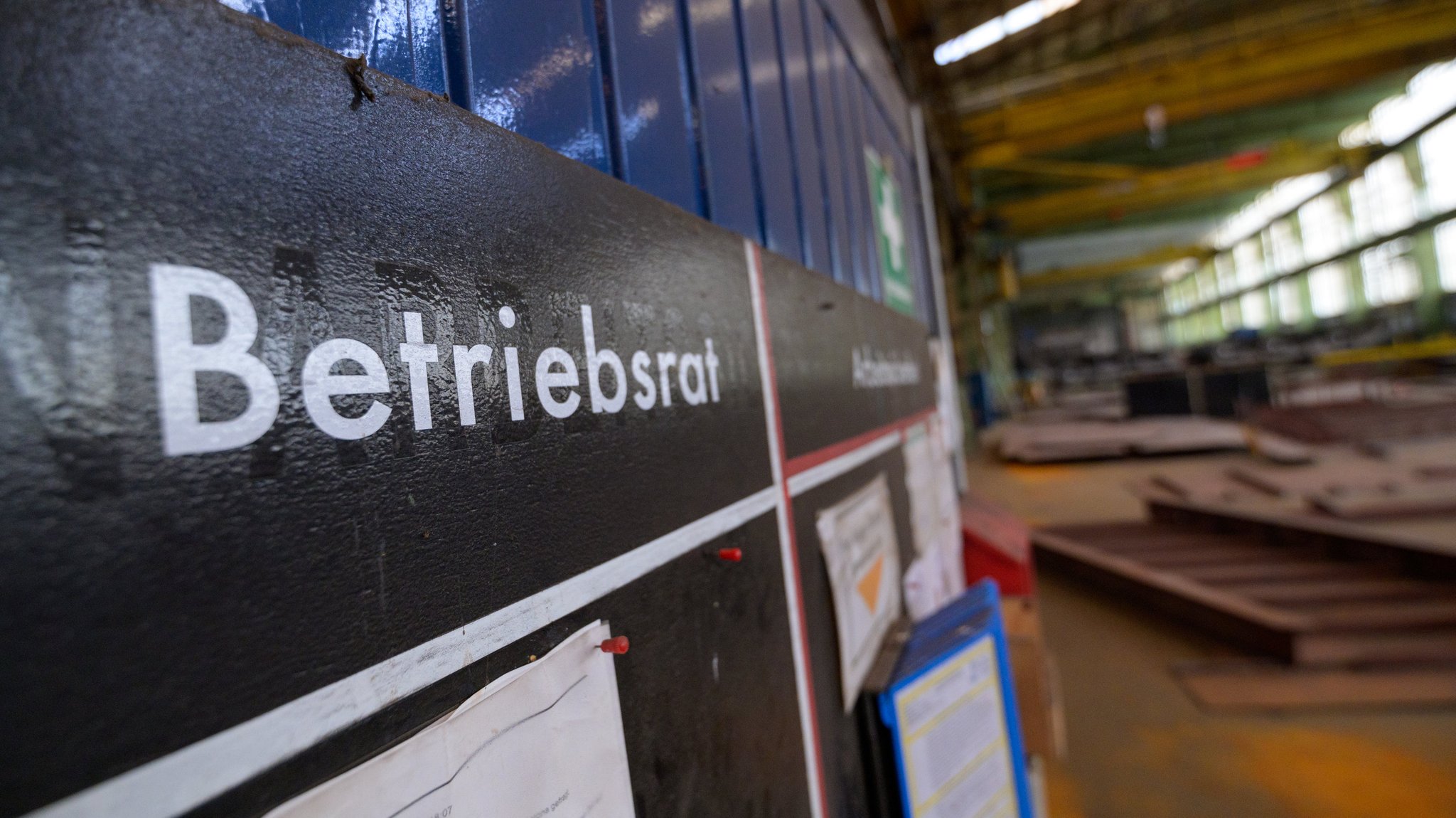 Symbolbild: "Betriebsrat" steht an einer Informationstafel in einer Hamburger Werfthalle.