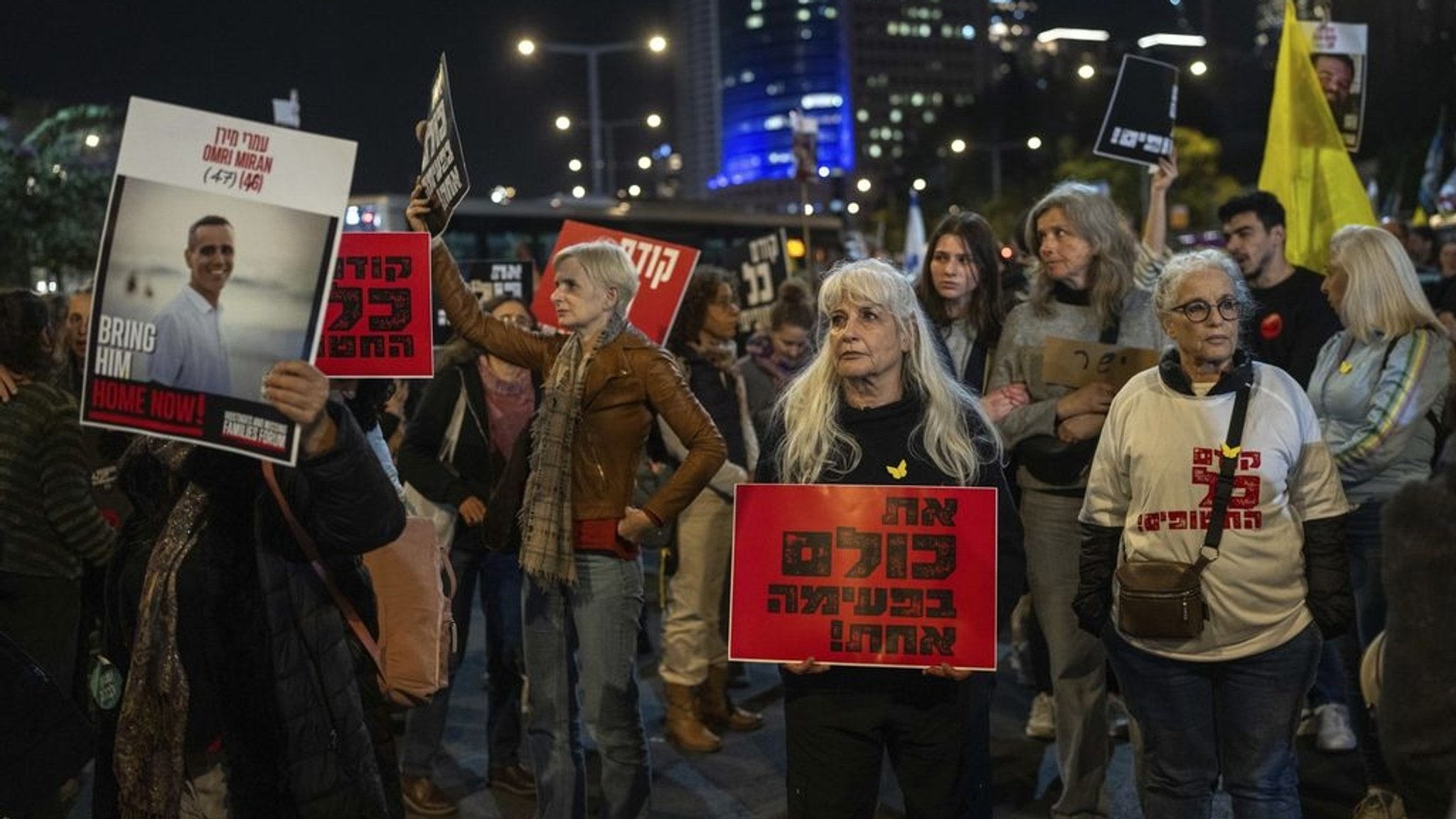 ARCHIV - 09.03.2025, Israel, Tel Aviv: Menschen nehmen an einer Demonstration teil und fordern die sofortige Freilassung der von der Hamas im Gazastreifen festgehaltenen Geiseln. (zu dpa: «Ringen um Hamas-Geiseln - Hält die Waffenruhe?») Foto: Ohad Zwigenberg/AP/dpa +++ dpa-Bildfunk +++