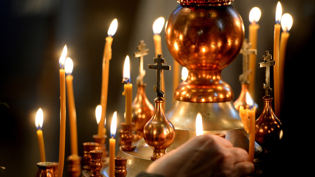 Kerzen werden während der Lithurgie in einer russisch-orthodoxen Kirche (Symbolbild)