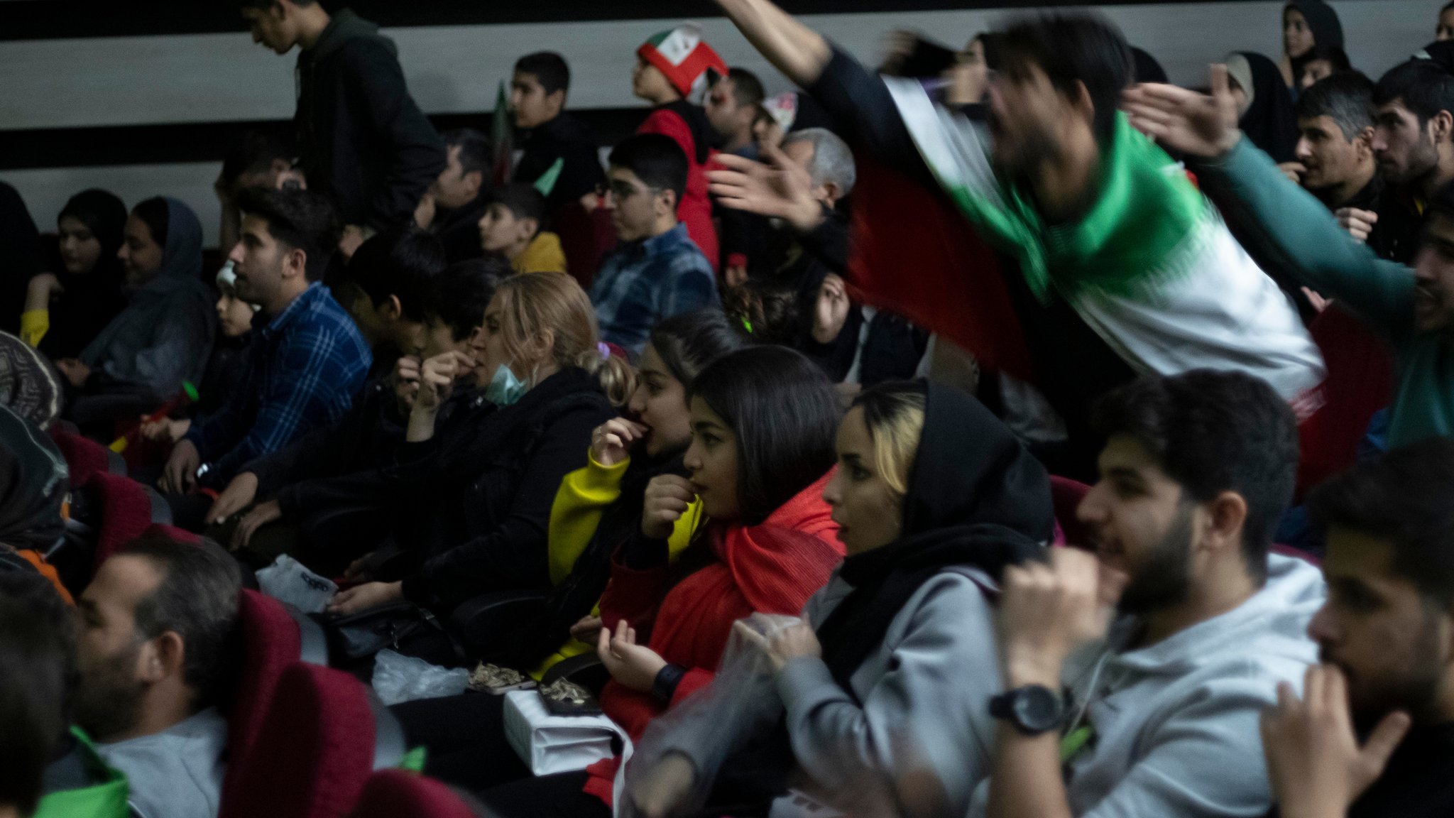 Iranerinnen und Iraner schauen in Teheran das Spiel der iranischen Nationalmannschaft gegen die USA. (29.11.2022)