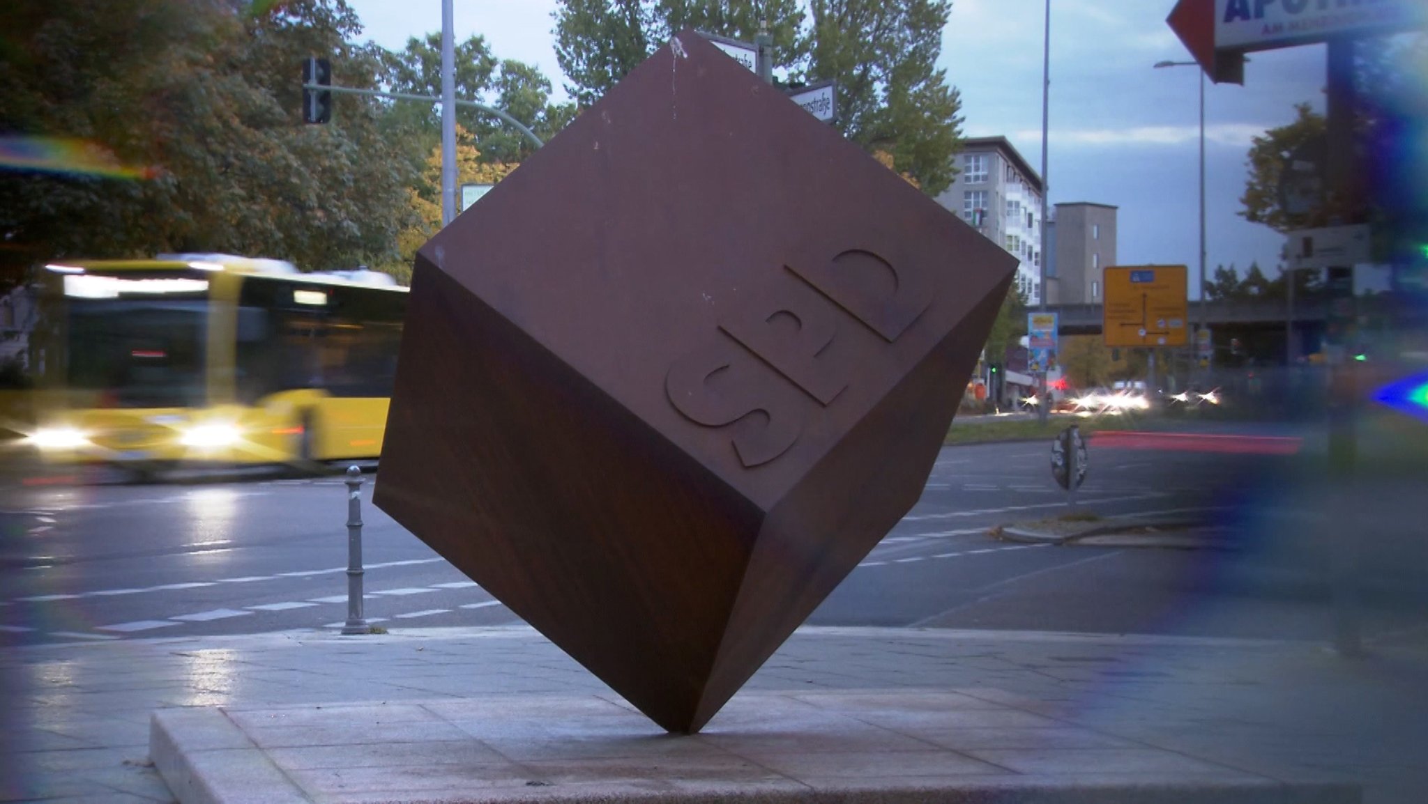 Würfel mit SPD-Logo vor Parteizentrale in Berlin