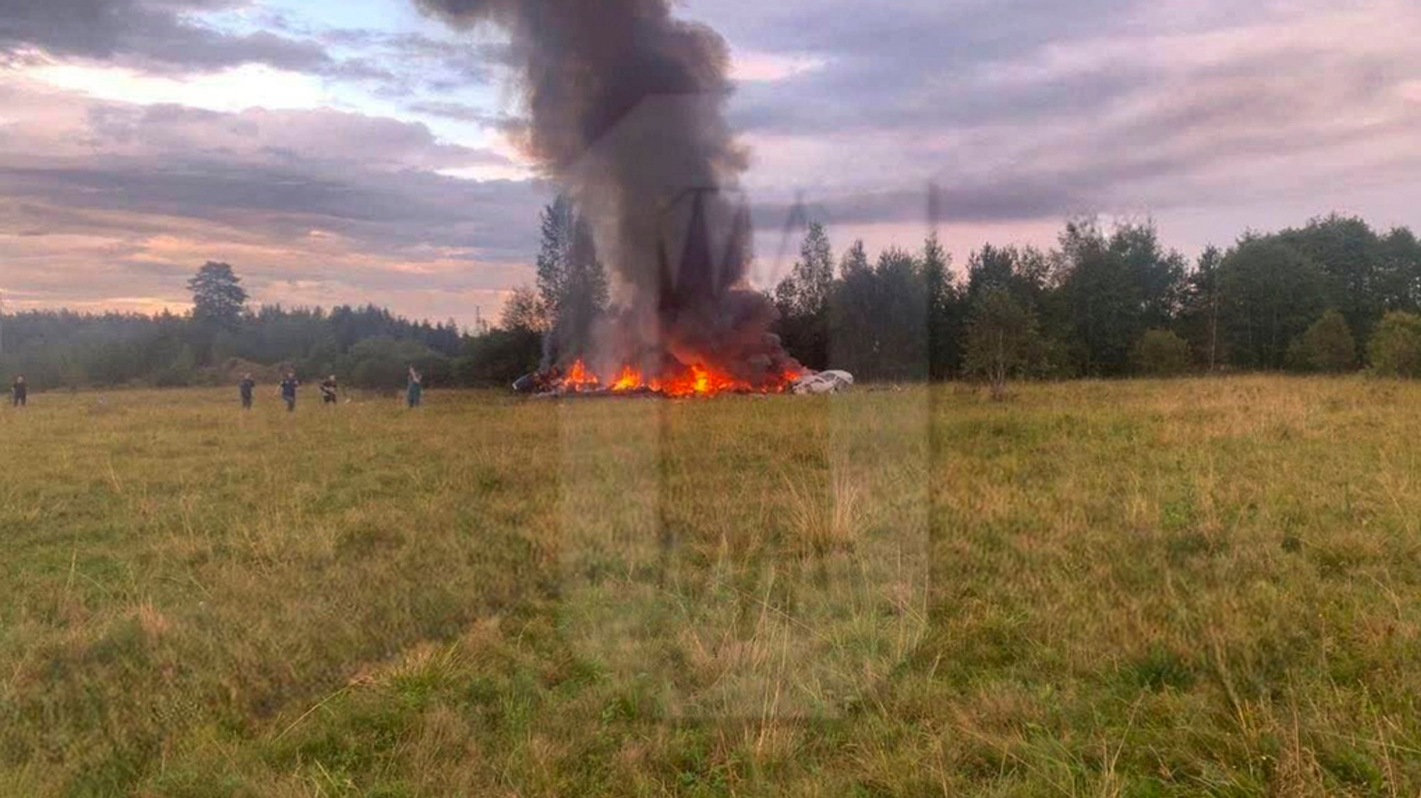 Dieses Bild aus einem von Ostoroschno Nowosti veröffentlichten Video zeigt die Absturzstelle eines Privatjets in der Nähe des Dorfes Kuschenkino in der Region Twer. 