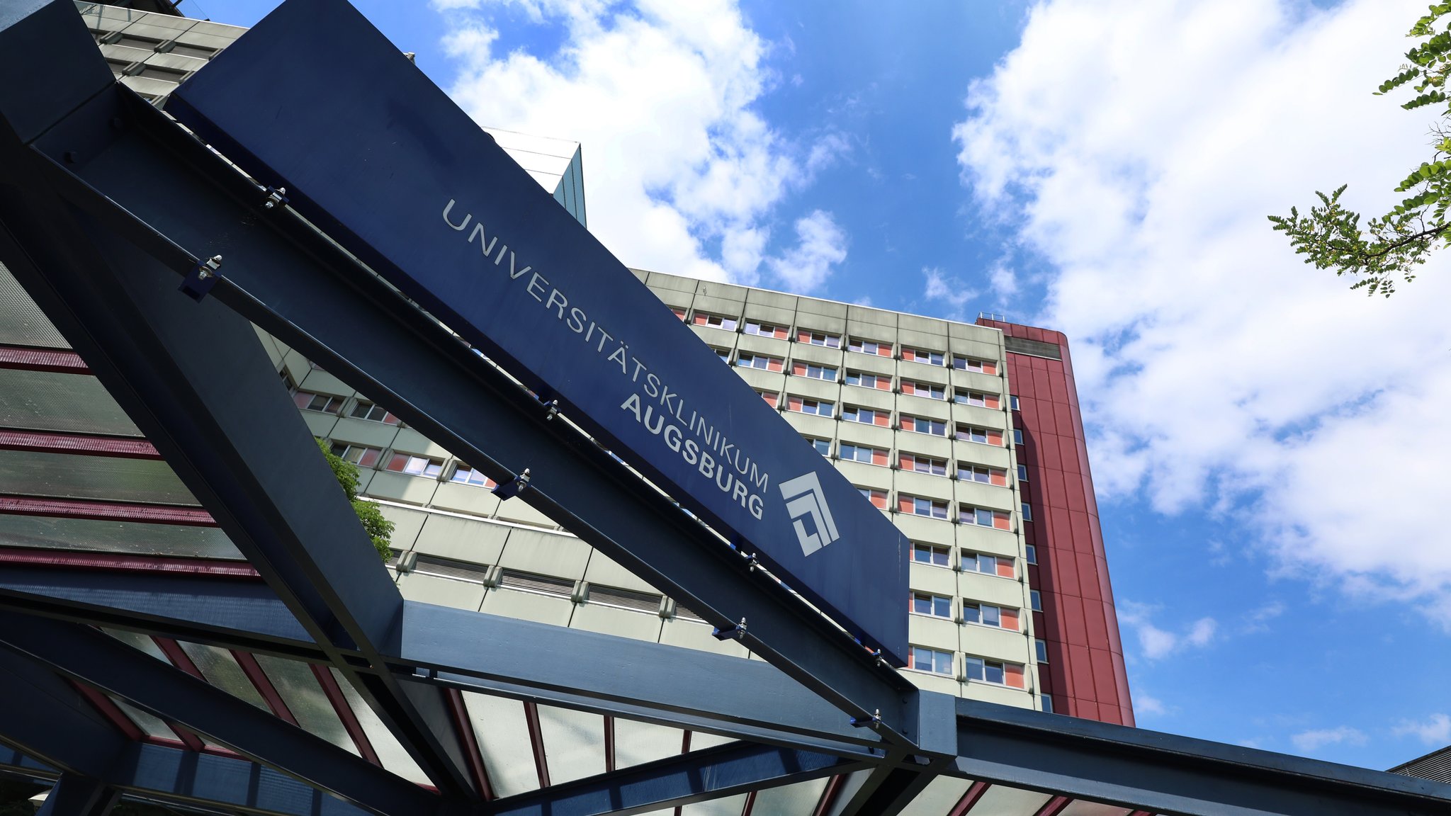 Der Haupteingang des Universitätsklinikums Augsburg (Archivbild) | Bild: picture alliance/dpa|Karl-Josef Hildenbrand Der Haupteingang des Universitätsklinikums Augsburg (Archivbild)