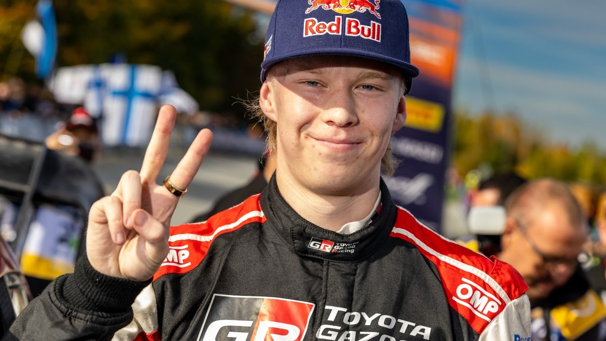 Der finnische Rallye-Fahrer Kalle Rovenperä feiert in Passau seinen WM-Titel.