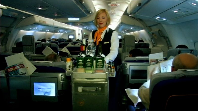 Die Lufthansa und die Flugbegleiter-Gewerkschaft UFO einigten sich auf einen neuen Vertrag für die 19-tausend Mitarbeiter der Branche. | Bild: BR Die Lufthansa und die Flugbegleiter-Gewerkschaft UFO einigten sich auf einen neuen Vertrag für die 19-tausend Mitarbeiter der Branche.