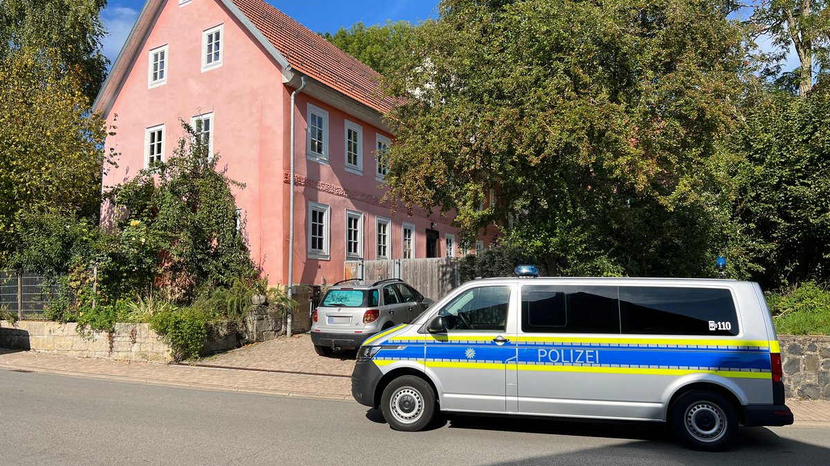 Polizei bei Hausdurchsuchung im Hausener Ortsteil Roth