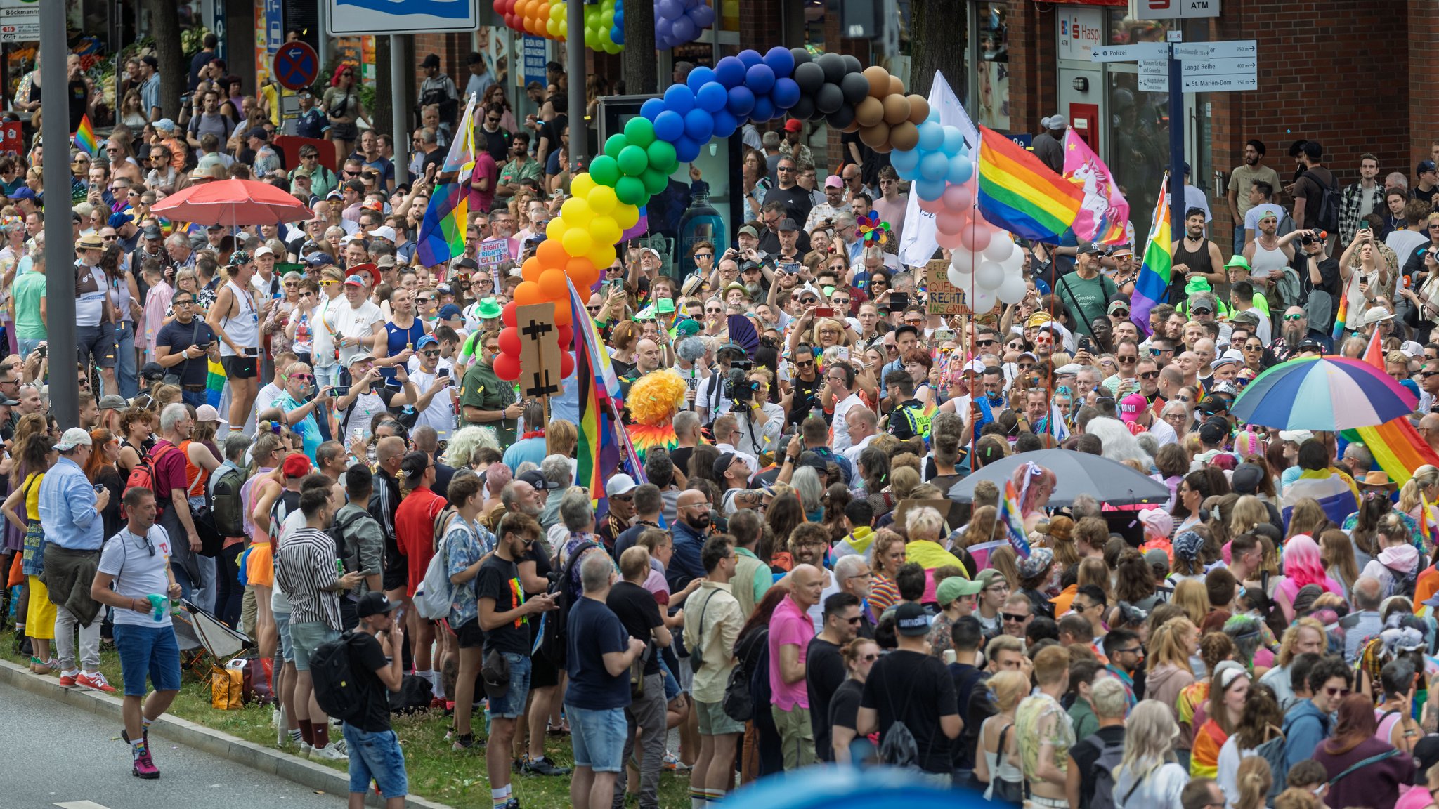 Rund 300.000 Menschen bei CSD in Hamburg