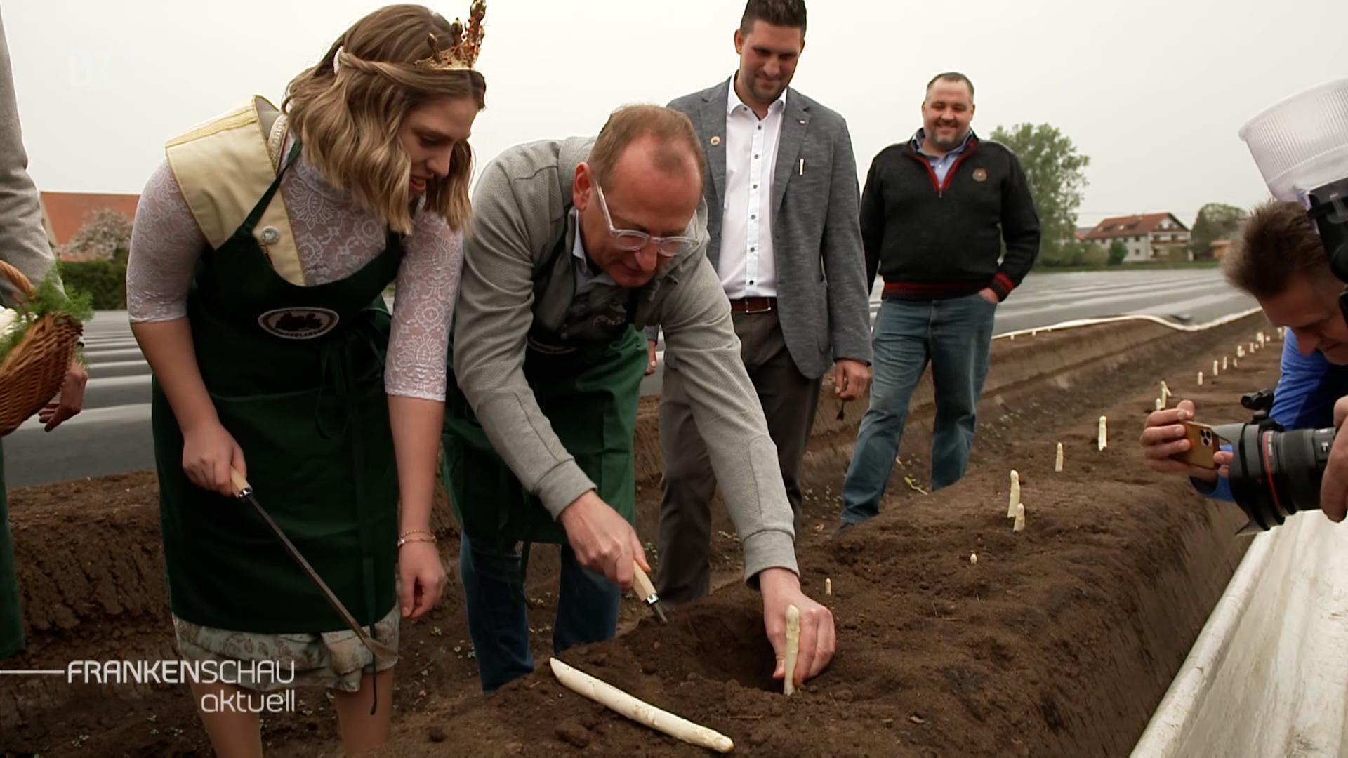 Die fränkische Spargelkönigin mit Konsorten beim eröffnen der Spargelsaison im Knoblauchsland.
