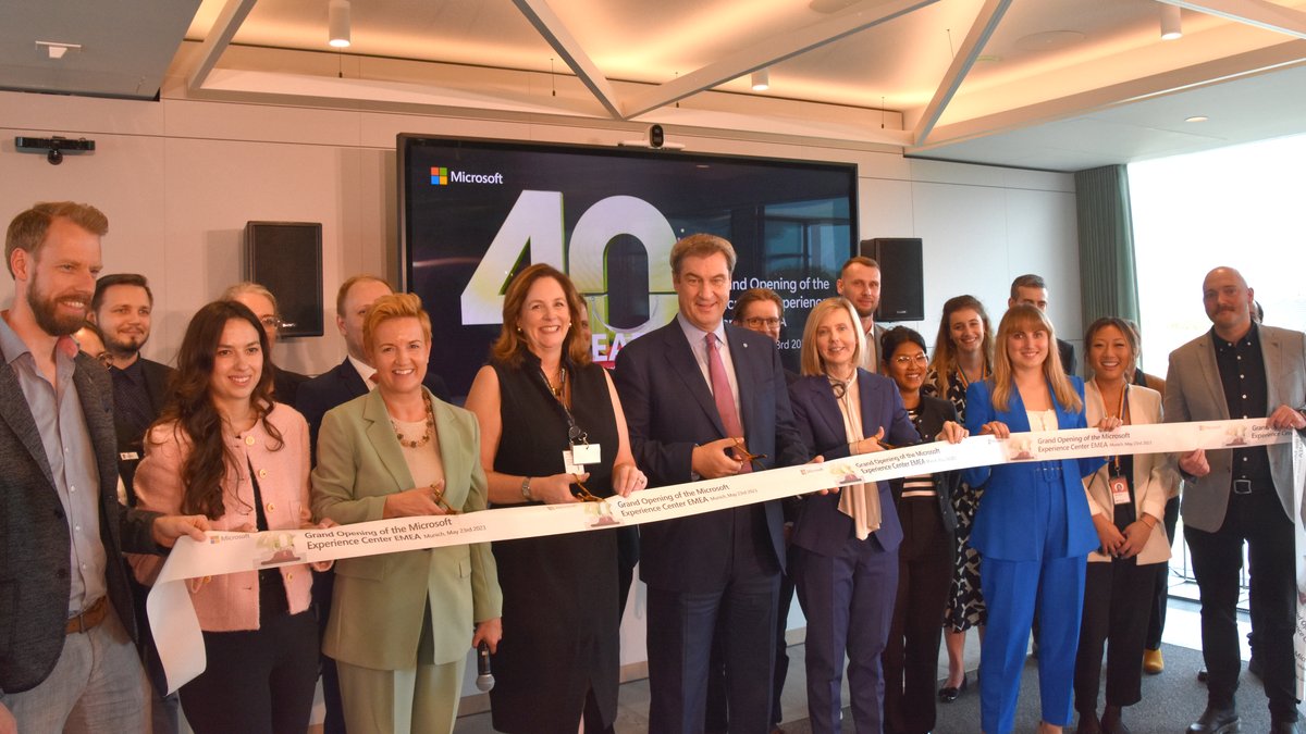 Ministerpräsident Markus Söder (CSU) (Mitte) eröffnet in der Microsoft-Deutschland-Niederlassung in München ein neues Experience-Center. 
